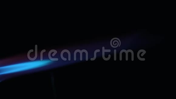 4k丁烷火炬发射的蓝色火焰视频的预览图