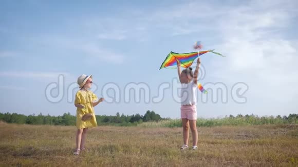 周末在阳光明媚的森林里投放空气玩具让可爱的女孩朋友们享受户外娱乐视频的预览图