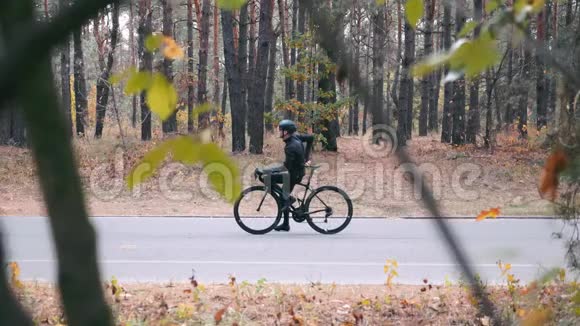 年轻时尚的专业自行车骑在头盔与道路自行车自拍智能手机喜欢骑自行车的帅哥视频的预览图