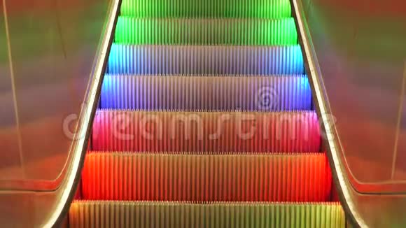自动扶梯多色LED彩虹灯下来没有人瑞典斯德哥尔摩的地铁站视频的预览图