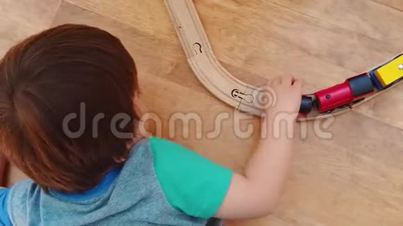 幼儿男孩玩玩具火车视频的预览图