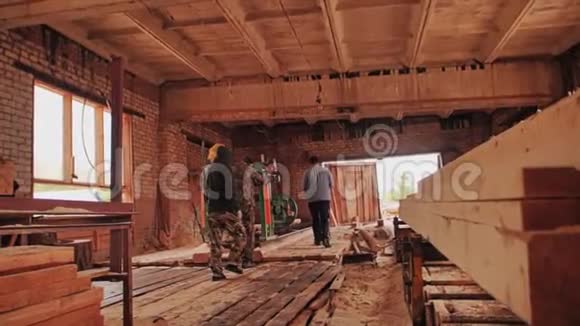 锯木厂的工人在商店里视频的预览图