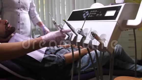 牙科医生用钻头治疗龋齿视频的预览图