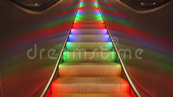 带多色LED彩虹灯的自动扶梯无人通行瑞典斯德哥尔摩的地铁站视频的预览图