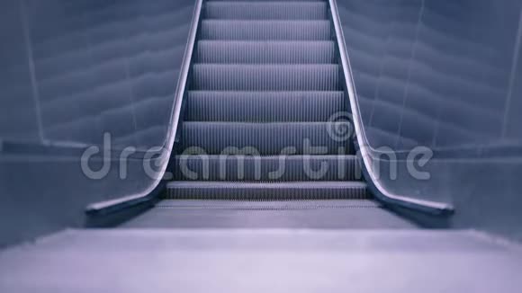 行人过路扶梯无人通行在机场自动上楼梯视频的预览图