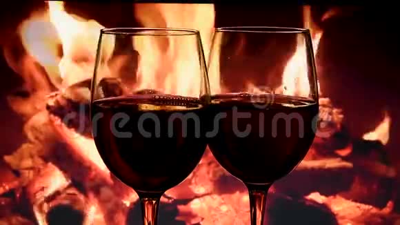 在壁炉背景下将白葡萄酒从瓶中倒入杯中缓慢移动视频的预览图