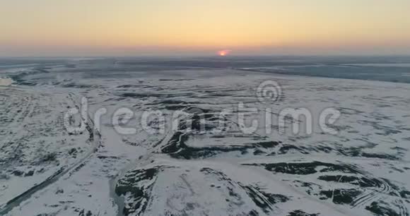日落时分鸟瞰白雪覆盖田野视频的预览图