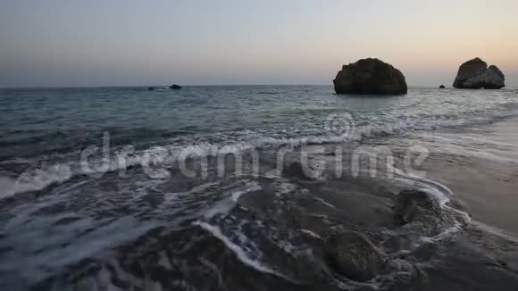 在夕阳下阿芙罗狄蒂的海滩和石头视频的预览图