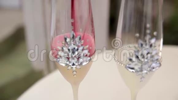 宴会桌上放了很多带红色香槟的玻璃杯视频的预览图