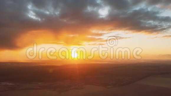 阳光灿烂的天空的鸟瞰图黎明时美丽的天空秋田和草甸之上的落日天空视频的预览图