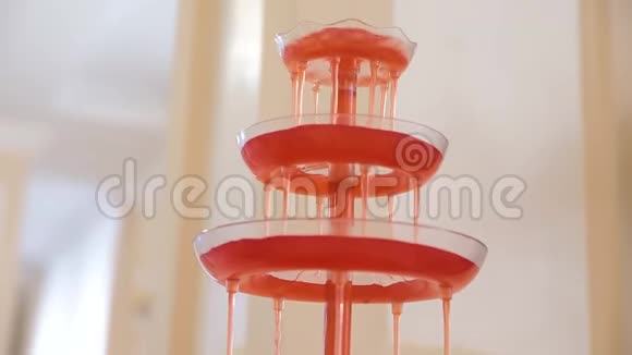 一个喷泉桌上有灯和红饮料视频的预览图