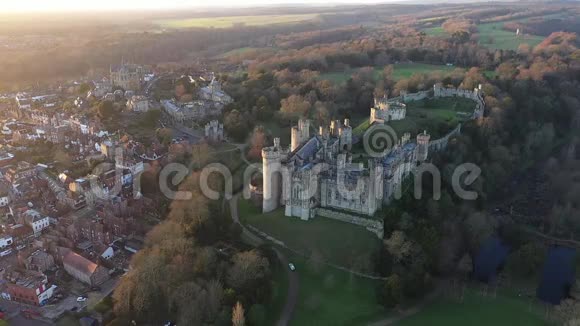阿伦德尔城堡阿伦德尔西苏塞克斯英格兰英国背景中的城市景观视频的预览图