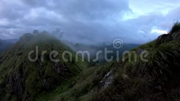 小亚当斯山顶上的一对徒步情侣视频的预览图
