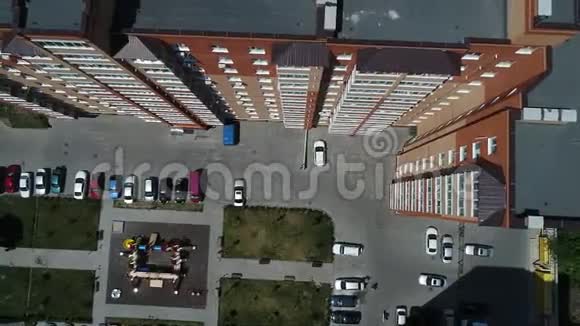 日落光线下带有玻璃商务中心的城市景观视频的预览图