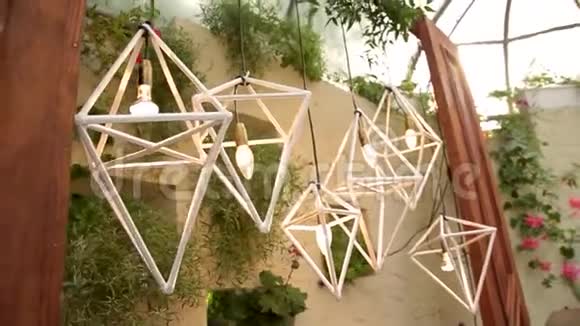 装饰时尚的灯泡木制吊灯以钻石的形式视频的预览图