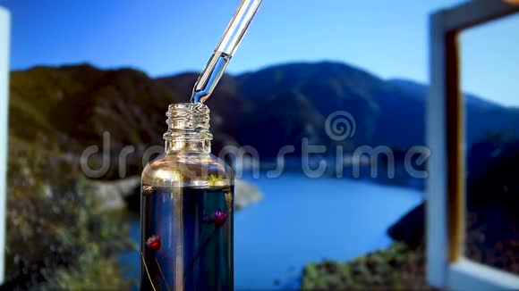 滴管玻璃瓶模型在女性手中的自然背景与干花视频的预览图