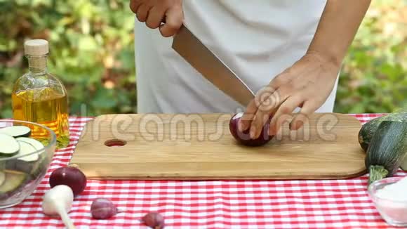 女人的手在木板上煮洋葱片视频的预览图