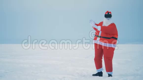 圣诞老人戴着他的虚拟现实眼镜动作混乱视频的预览图