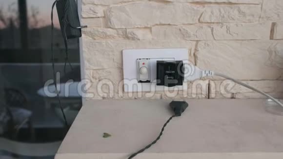 相机靠近电源插头多个插座在家里更快的石头砖墙欧洲插座视频的预览图