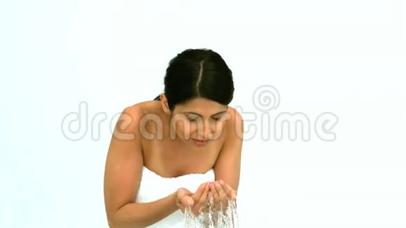 女人洗脸视频的预览图