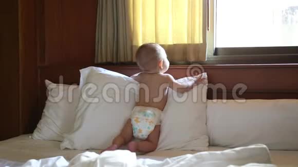 快乐的小宝宝爬在床上望着窗外学习起来视频的预览图