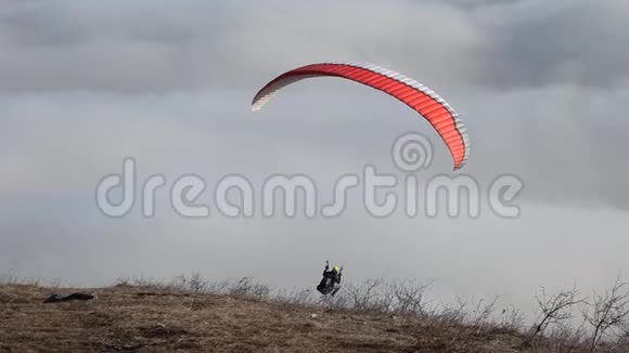 滑翔伞随着群山飞过云层视频的预览图
