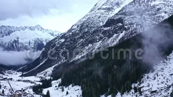 冬季飞越白雪皑皑的山谷和山脉视频的预览图