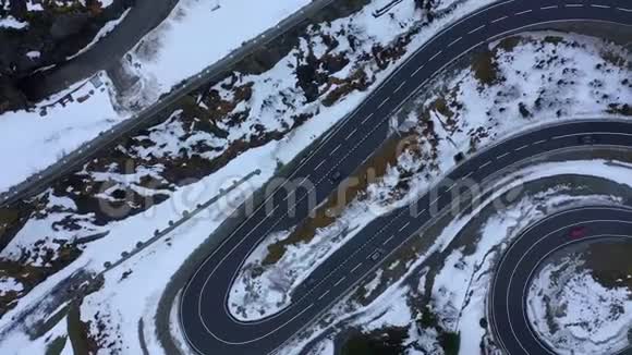 穿越瑞士阿尔卑斯山的公路无人驾驶飞机视野视频的预览图