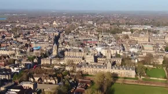 牛津城从上面俯瞰令人惊叹的空中景色视频的预览图