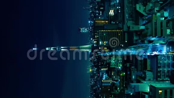 东京城市天空之树的夜间延时垂直镜头放大视频的预览图