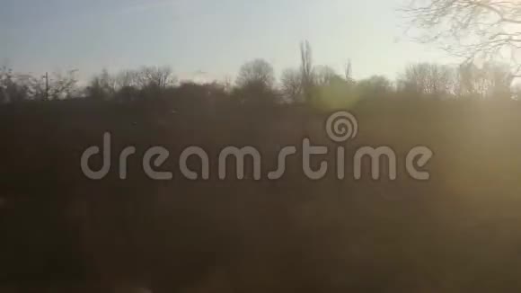 从满是灰尘的火车窗户看村庄视频的预览图