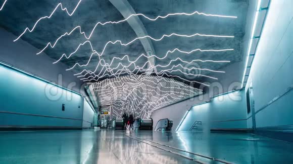 奥登普兰地铁站的惊人艺术品站台内部自动扶梯与人电力概念时光流逝视频的预览图