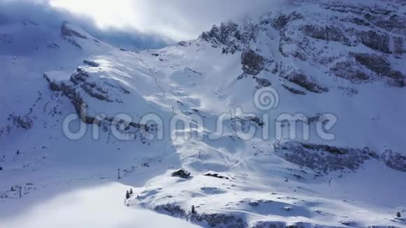 瑞士阿尔卑斯山著名滑雪区瑞士的TitlisEngelberg视频的预览图