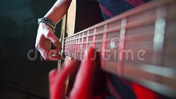 音乐家在音乐会上弹吉他视频的预览图