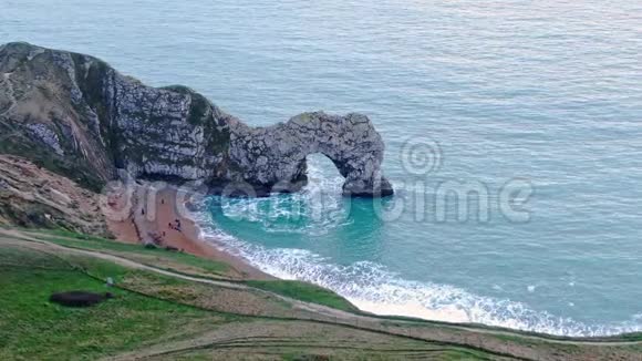英格兰侏罗纪海岸的跨栏门鸟瞰图视频的预览图