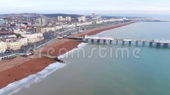 英国布莱顿码头和海滩的惊人鸟瞰图视频的预览图