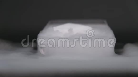 白色塑料中的干冰隔离在黑色中视频的预览图