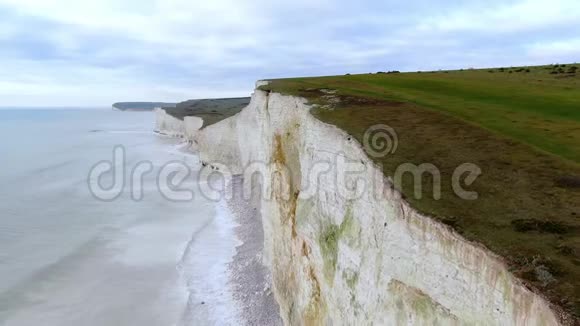 英国海岸的白色悬崖鸟瞰图视频的预览图