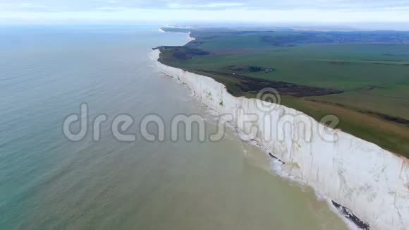 英国海岸的白色悬崖鸟瞰图视频的预览图