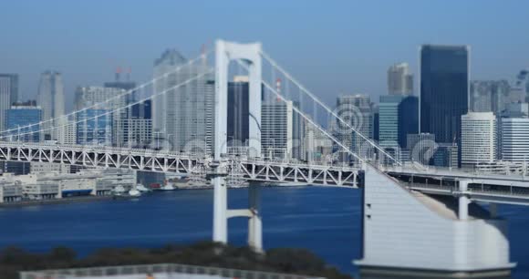 东京市区的一条大桥高速公路高角度长镜头倾斜视频的预览图
