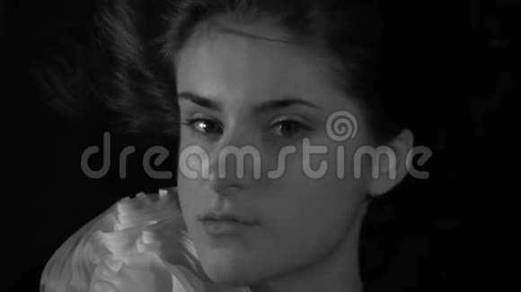穿着黑白衣服在水下悲伤的年轻女子复古亲密视频的预览图