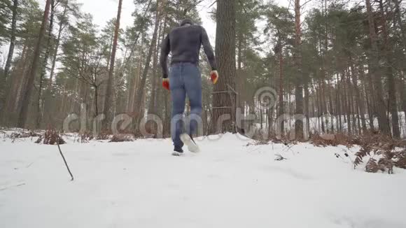 在森林里工作的年轻运动员视频的预览图