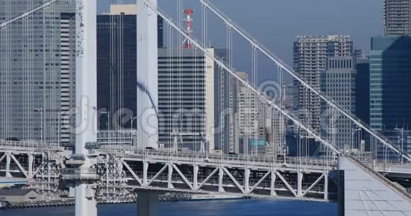东京市区的一条大桥高速公路角度远视频的预览图