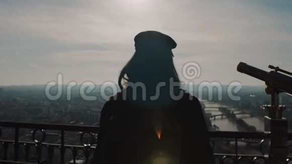 后景年轻美丽的女子观看华丽的日落天空全景上的巴黎埃菲尔铁塔慢动作视频的预览图