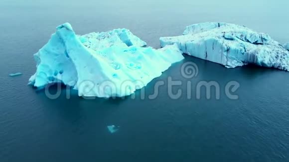 北极冰自然景观全球变暖和气候变化概念顶级无人机拍摄镜头4k视频的预览图