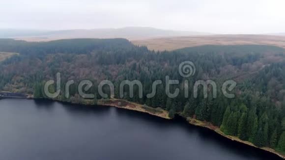 威尔士BreconBeacons国家公园美丽的湖泊空中镜头视频的预览图
