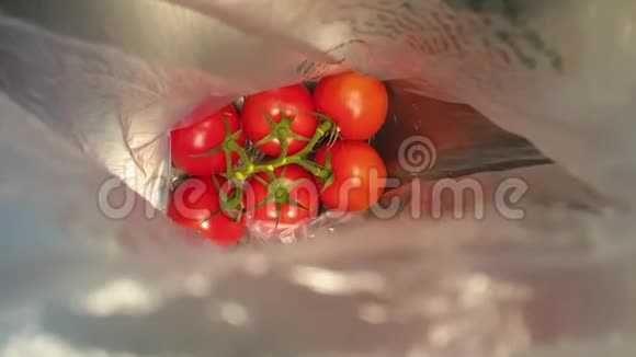 一堆六个红色西红柿装在塑料袋里减少塑料和节约环境的概念视频的预览图