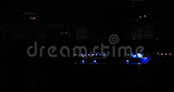 东京市区夜深人静的移动霓虹灯船湾地区视频的预览图