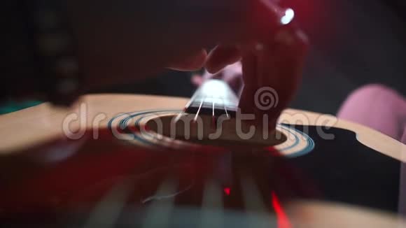 这位音乐家在音乐会上演奏吉他的弦视频的预览图