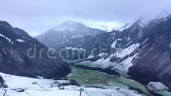 瑞士美丽的恩格尔伯格山谷冬季空中无人机飞行视频的预览图